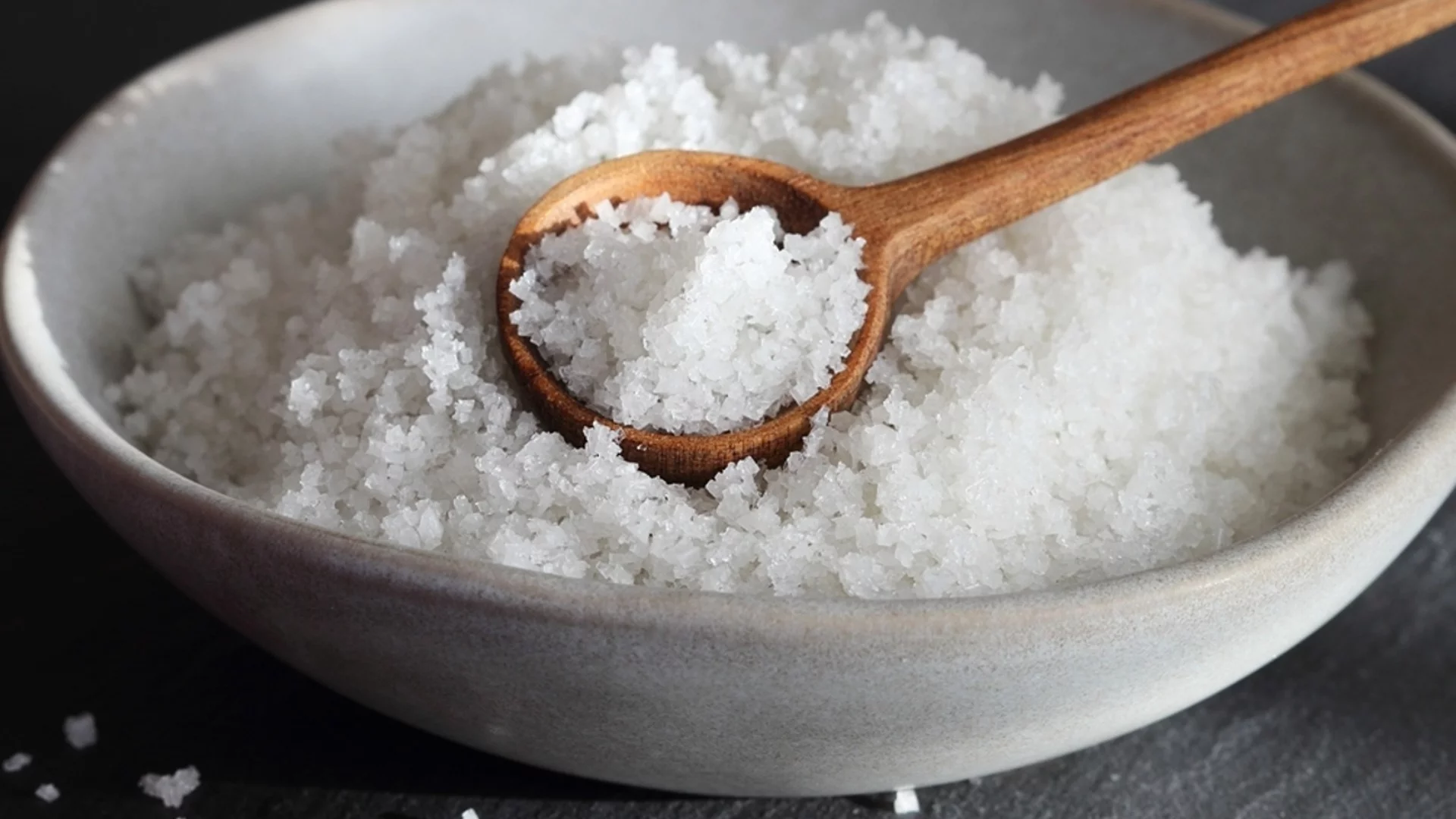 Защо морската сол е толкова ефектива за борба с плевели