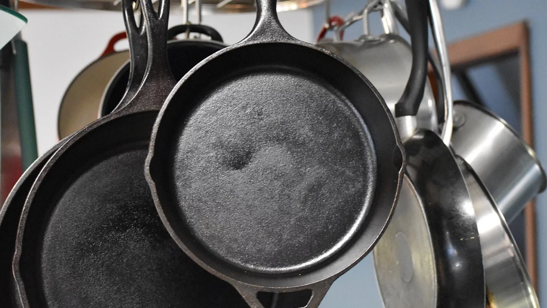 Как да почистите тава за печене от мазнина и загоряла храна 