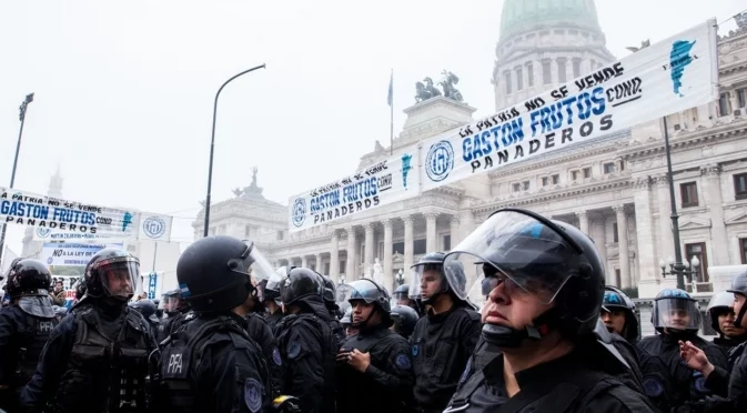 В Аржентина става страшно: Орязването на пари доведе до сблъсъци и палежи (ВИДЕО)