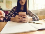 Без мобилни телефони в училищата в Румъния