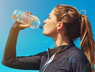 Защо е опасна бутилираната вода, оставена на слънце в продължение на 2 часа?