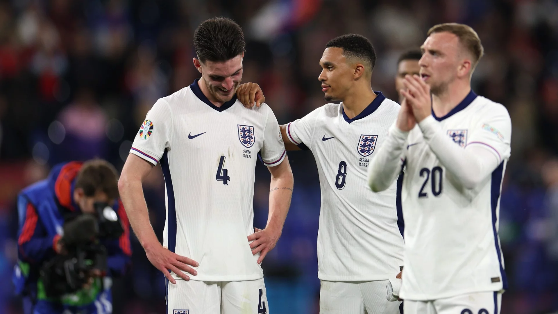 "Англия, фаворит №1 на Европейското, бави времето срещу Сърбия... СРАМ!" (ВИДЕО)