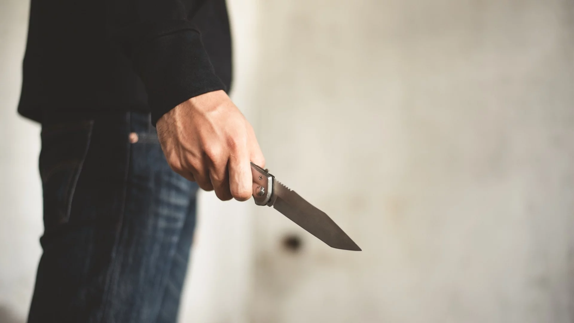 Психично болен мъж нападна с нож дете в София