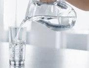Лекар: Възрастните хора ТРЯБВА да пият вода с тази подправка