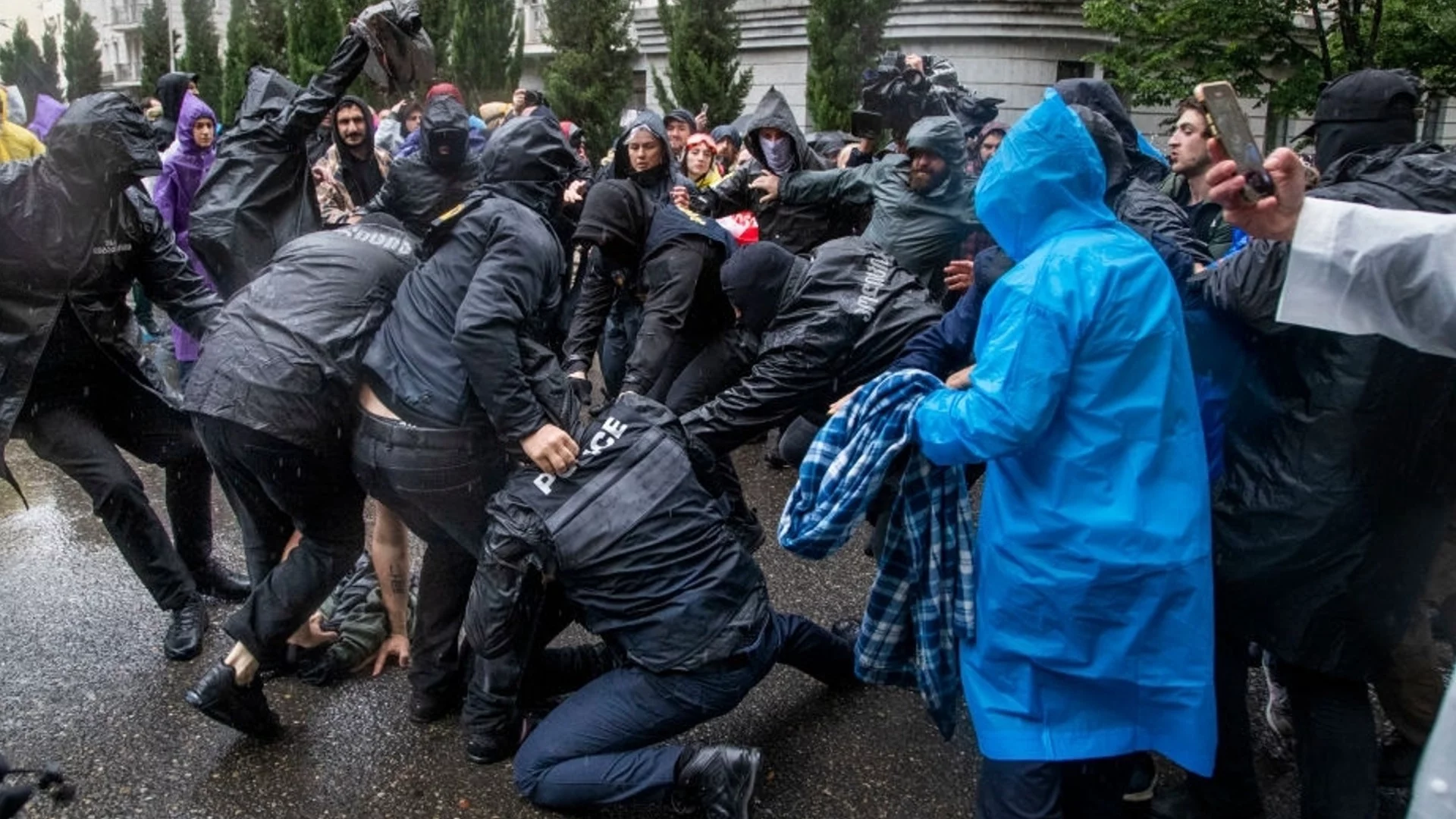 След протестите в Грузия: Глобяват граждани наред, събраха почти 5 млн. рубли