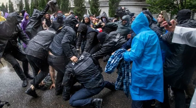 След протестите в Грузия: Глобяват граждани наред, събраха почти 5 млн. рубли