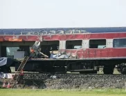 Катастрофа между пътнически и товарен влак в Индия (ВИДЕО)