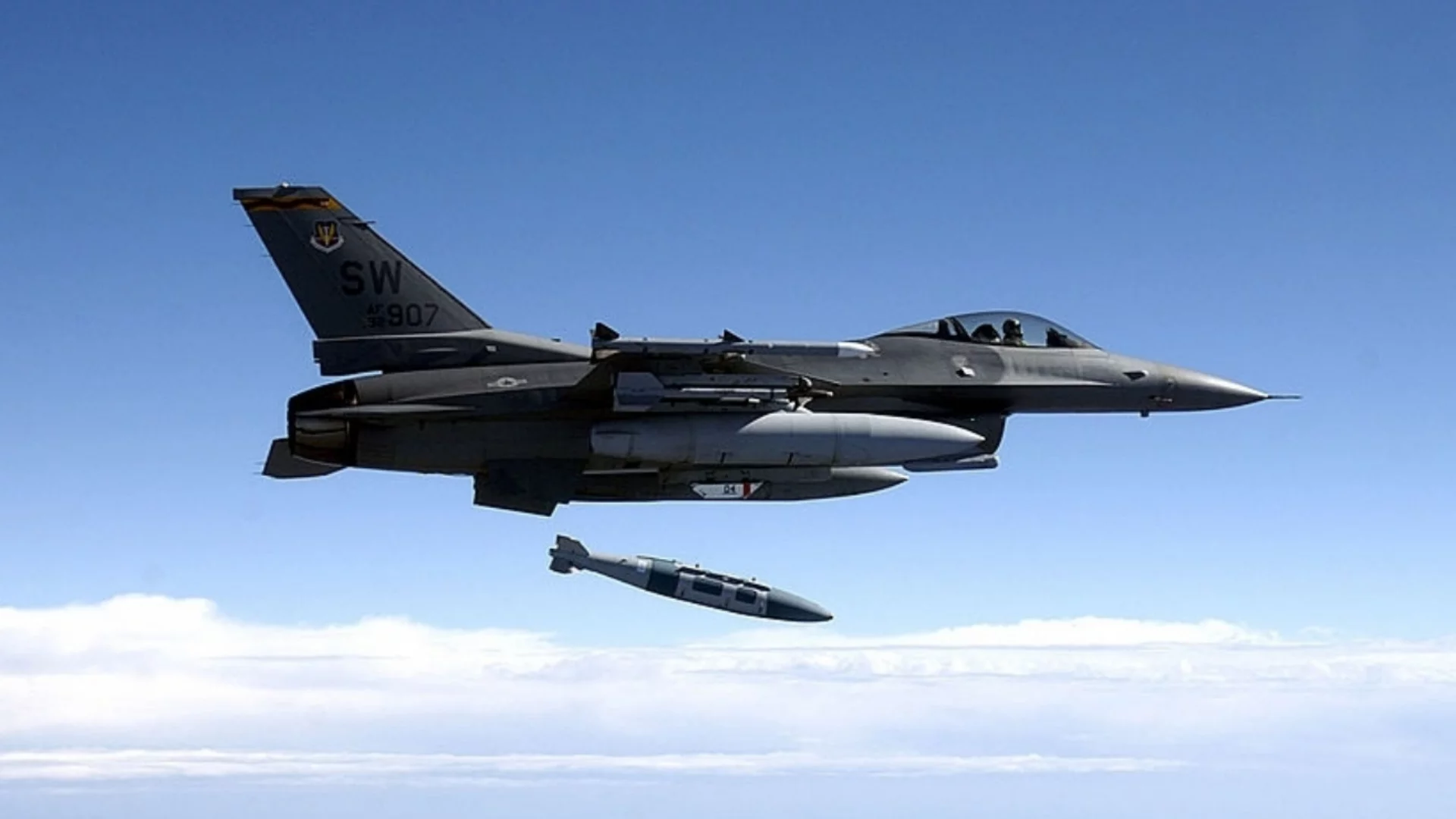 Големият проблем за F-16 срещу най-ефективното руско оръжие в Украйна - умните бомби (ВИДЕО)