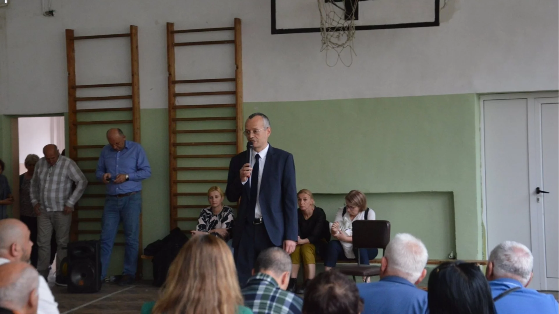 Кметът Методи Байкушев на среща с жители на ж.к. „Струмско“: Няма да настаняваме бежанци в квартала