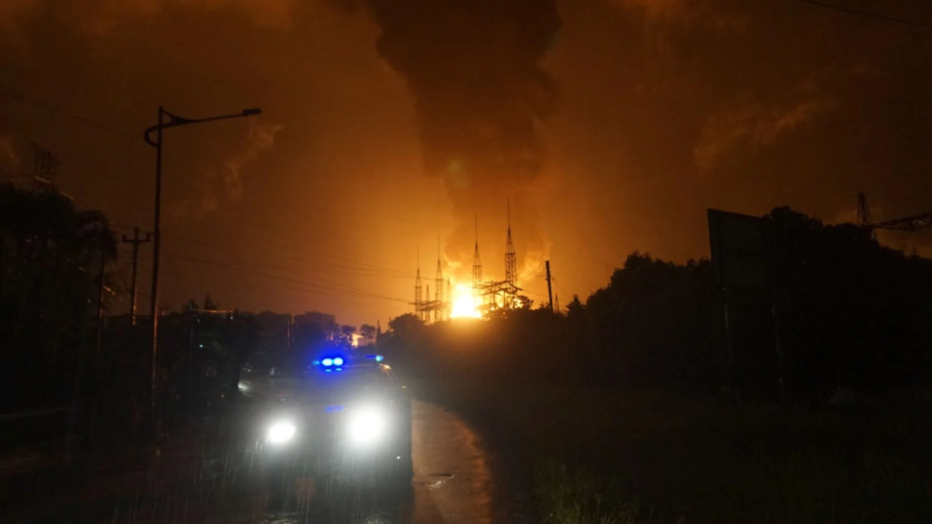 Над 24 часа Русия не може да угаси петролен пожар след украинска атака (ВИДЕО)