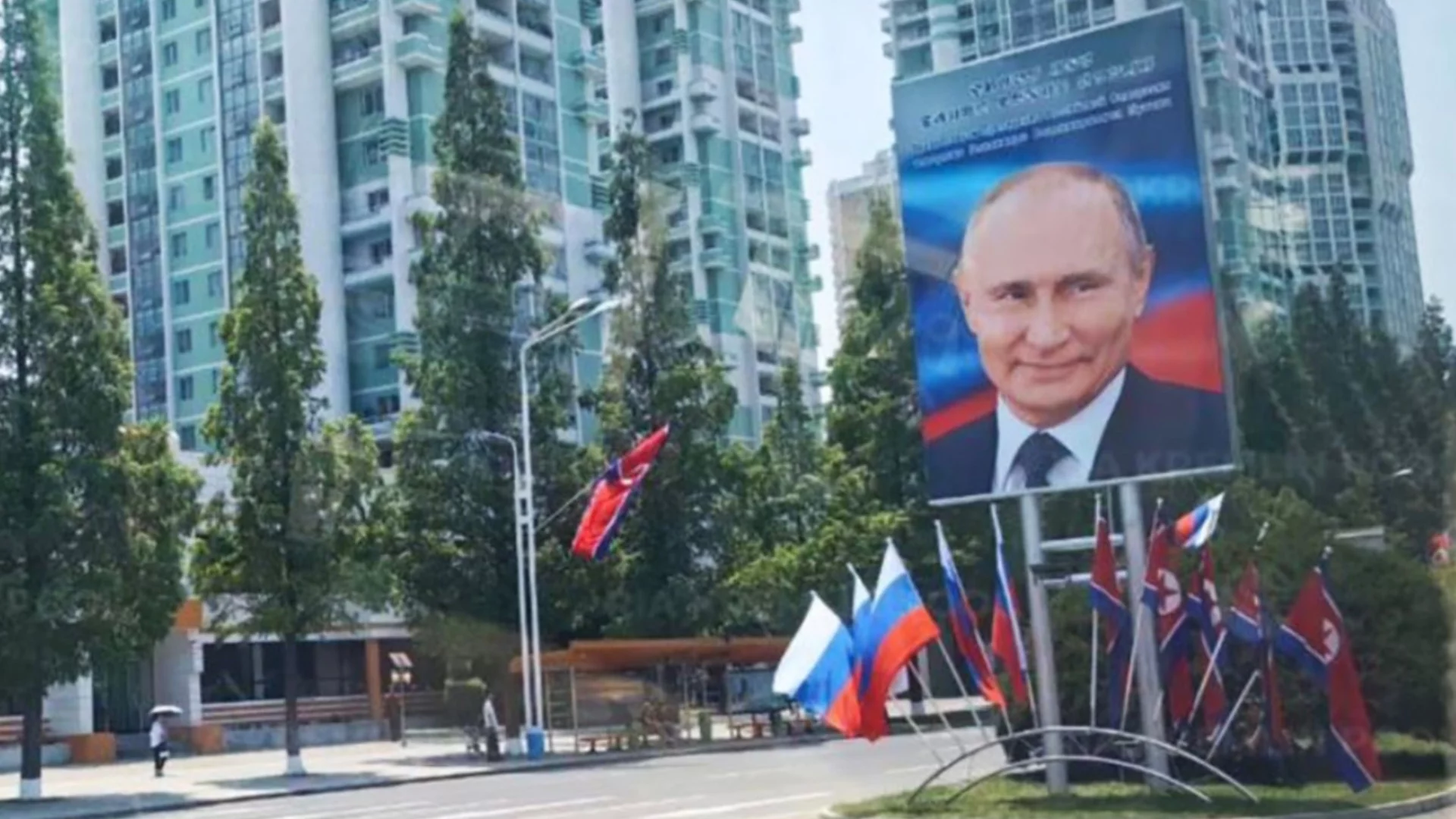 Любезности между диктатори: Ти влез. Не, ти влез - Путин и Ким Чен Ун (ВИДЕО)