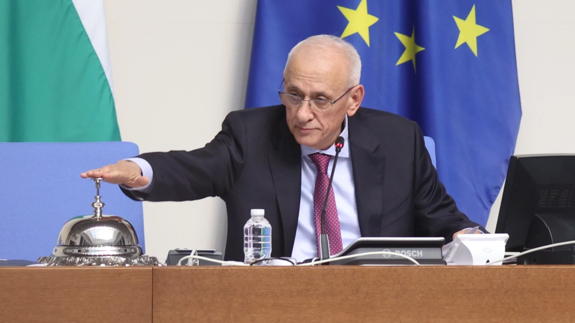 "България е свята и над всичко. Време е за разум": Най-възрастният депутат откри 50-ия парламент