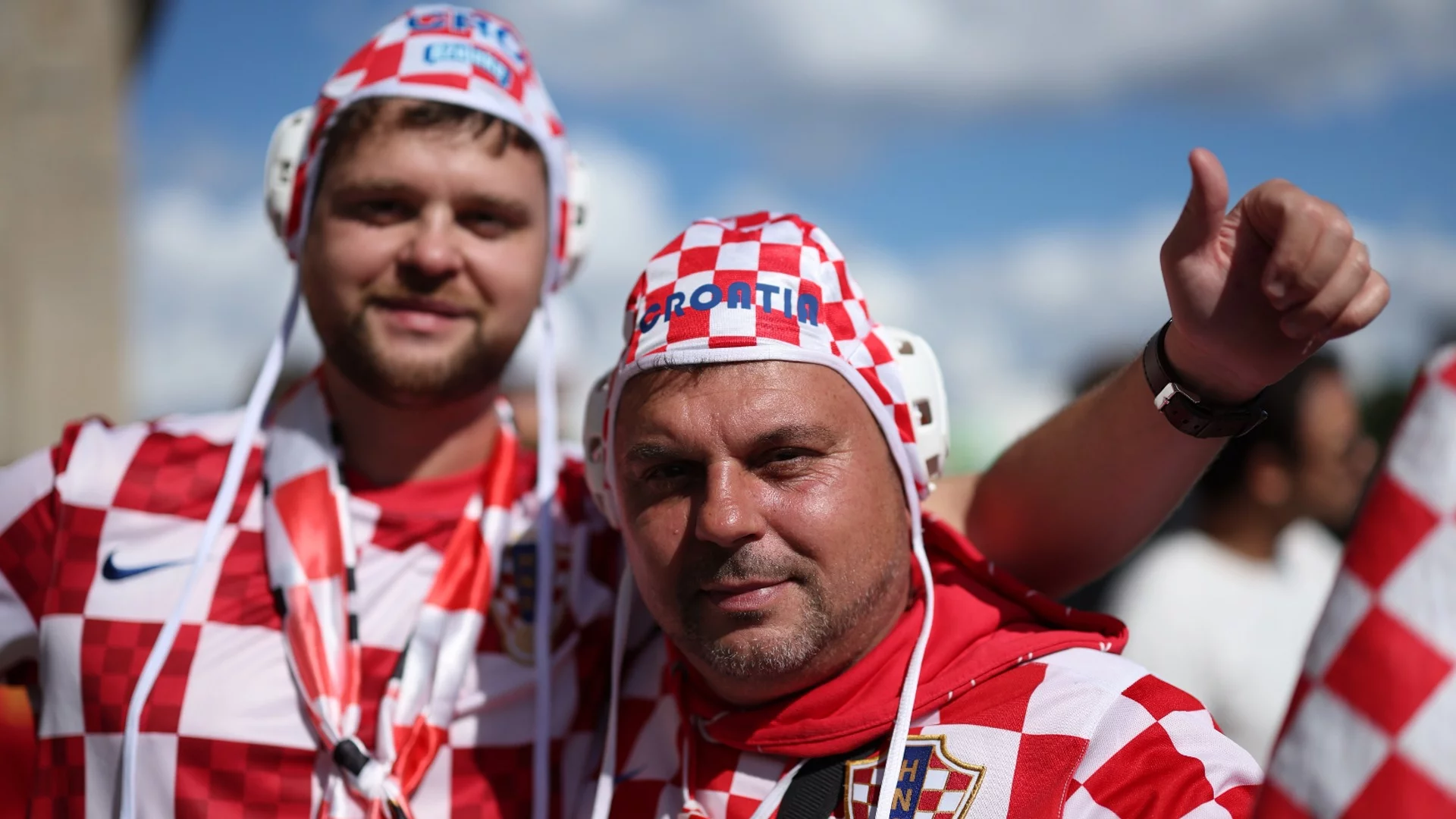 Така се прави: Фенове на Хърватия и Албания се забавляват заедно преди мача помежду им (ВИДЕО)