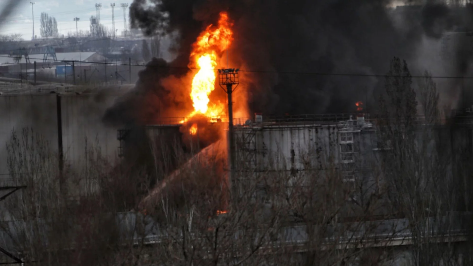 Огън и щети: Атака срещу руска рафинерия и петролна база, руски дронове и ракети в Украйна (ВИДЕО)