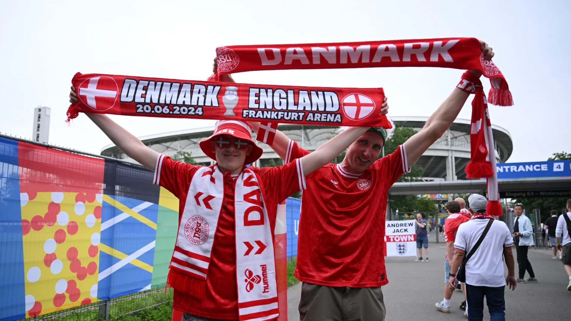 Феновете превземат сцената: Смях и сълзи преди мача Дания - Англия (ВИДЕО)