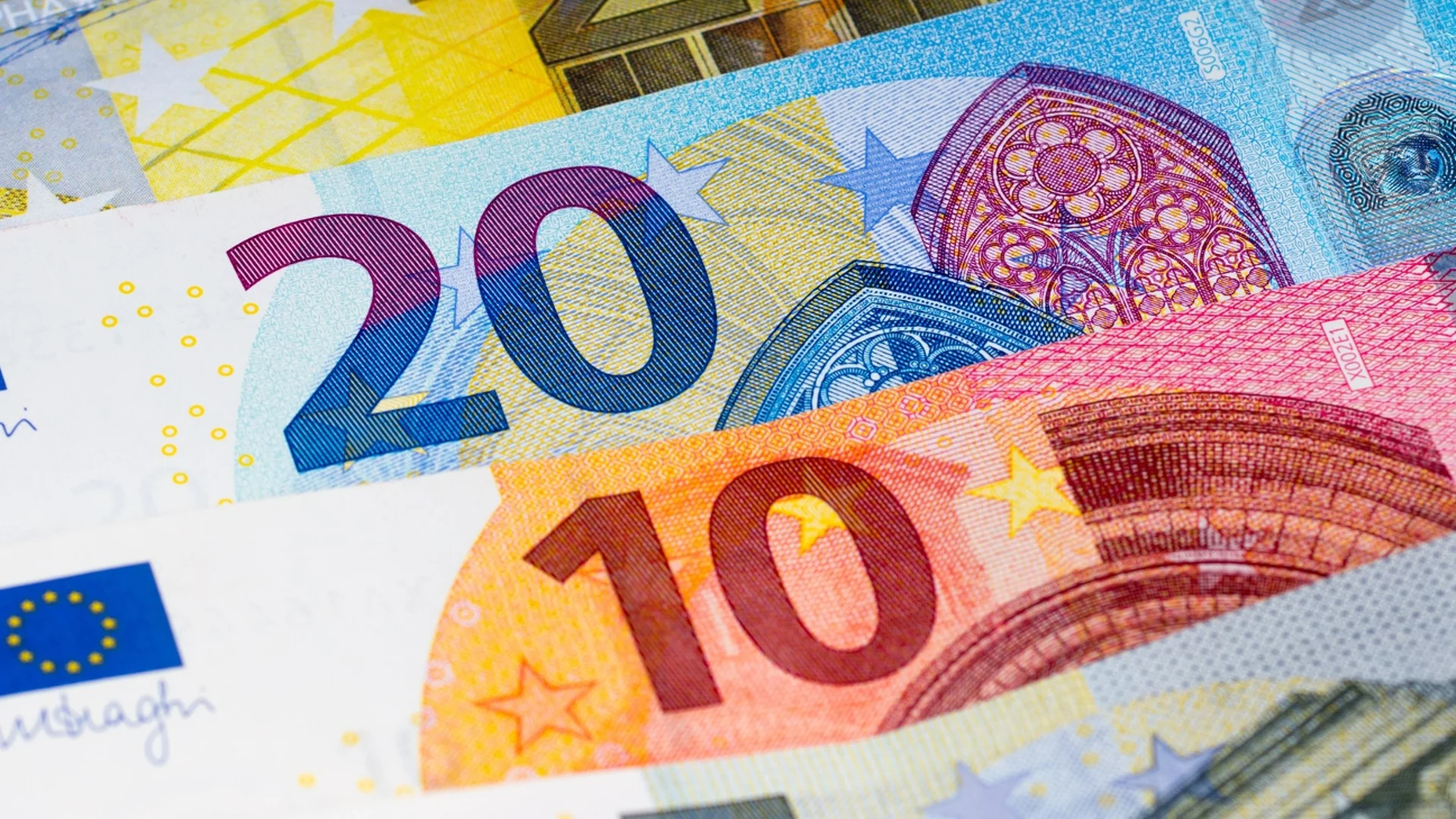 Еврото продължава в нова посока спрямо долара