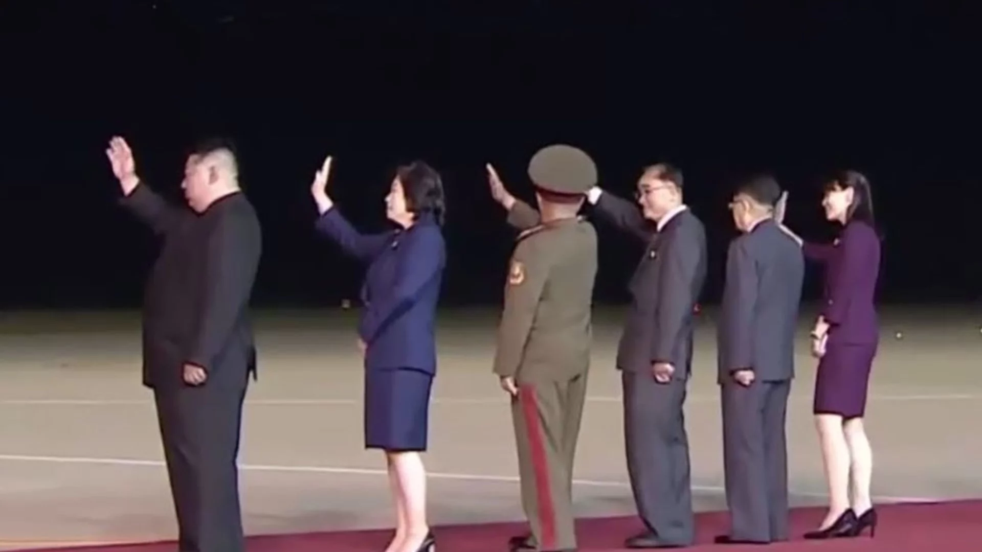 Ким Чен Ун дълго маха след самолета на Путин: Двамата диктатори се прегръщаха като деца (ВИДЕА)