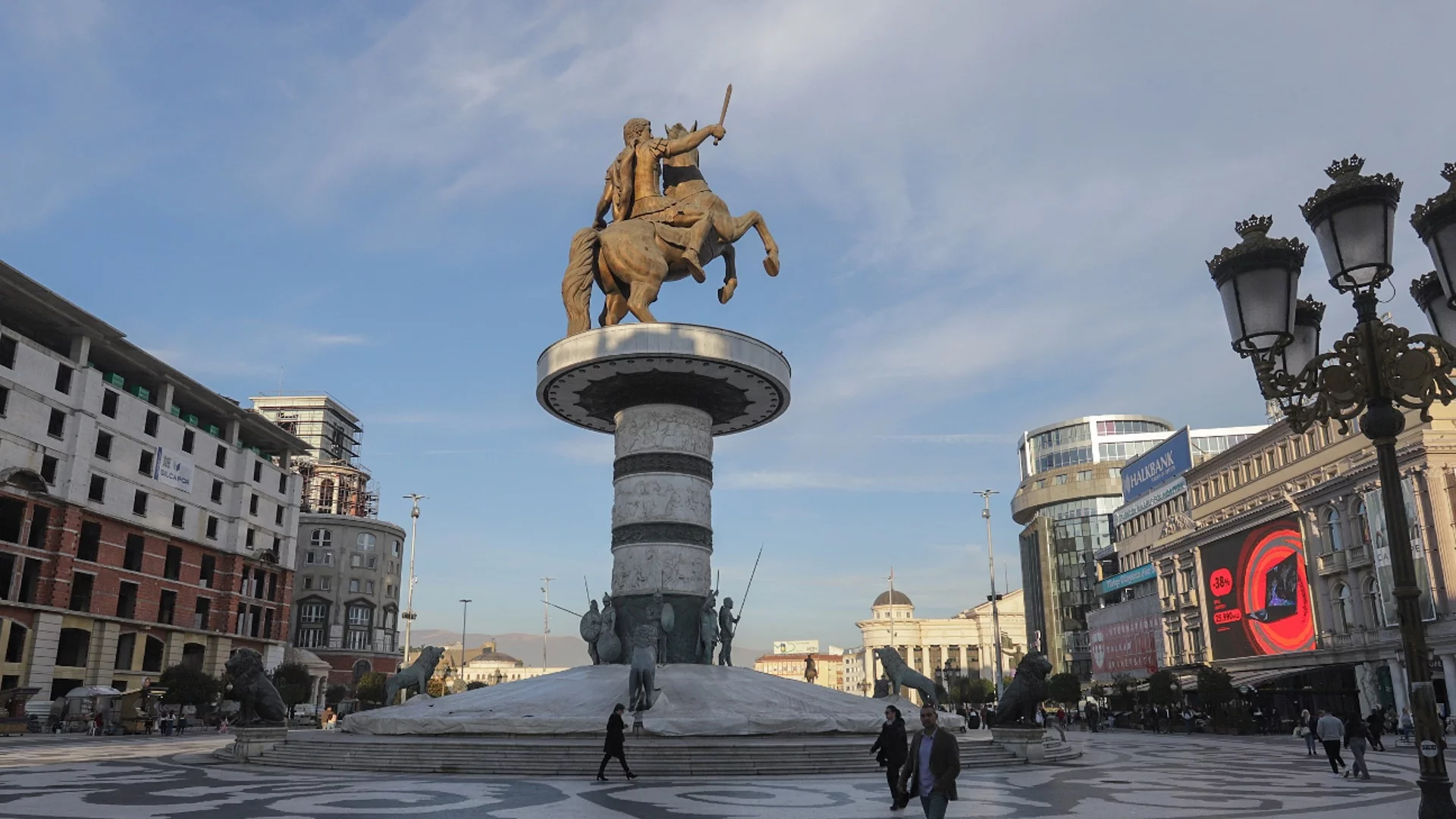 "Ню Йорк таймс": Статуите в Скопие са на български исторически личности