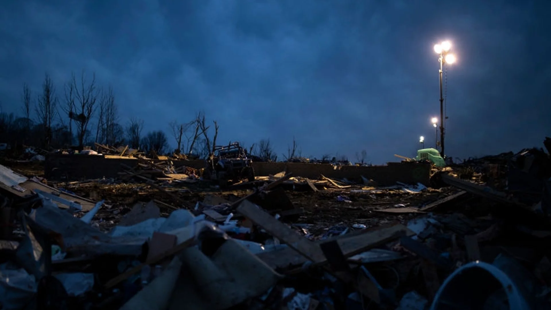 Ураганът Едгар удари Москва: Огънати билбордове, отнесени покриви и пострадали (ВИДЕА)
