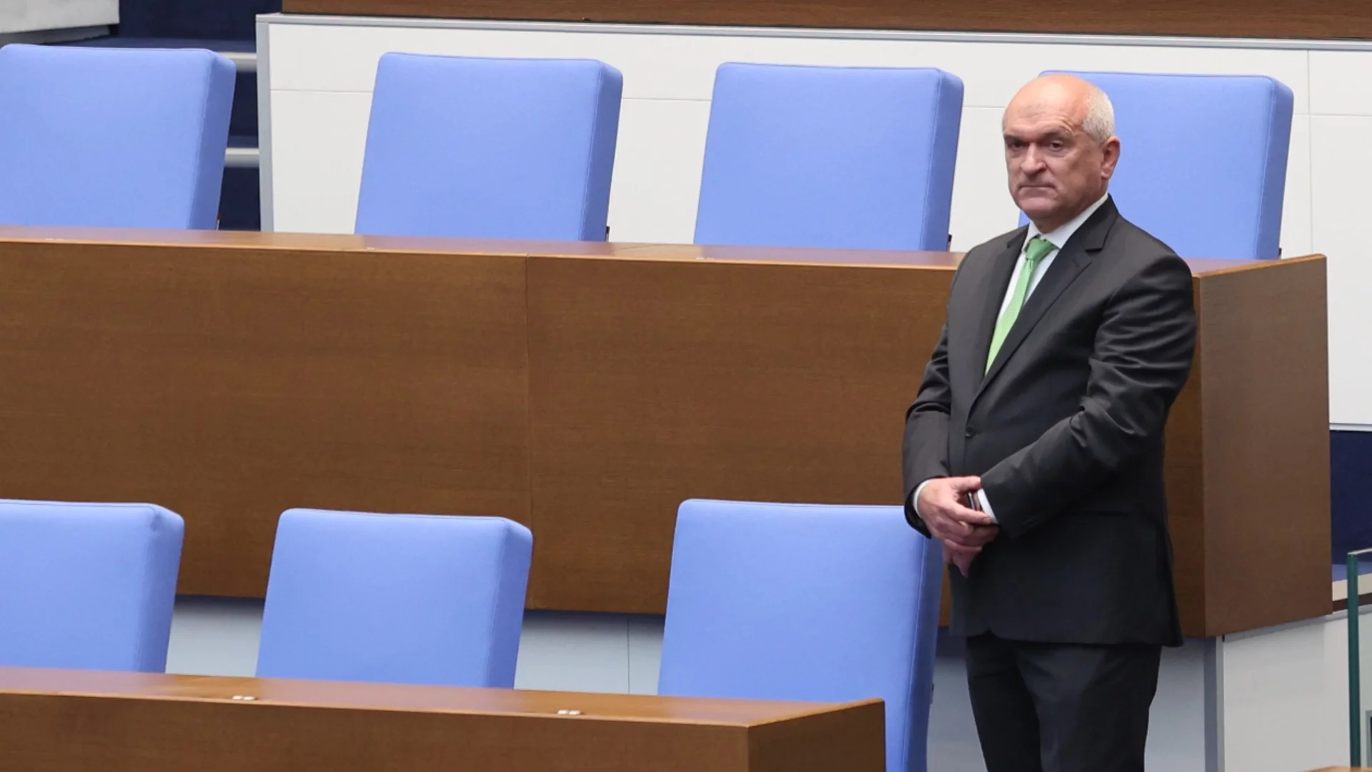 Премиерът Главчев пита парламента кой да отиде на срещата на НАТО