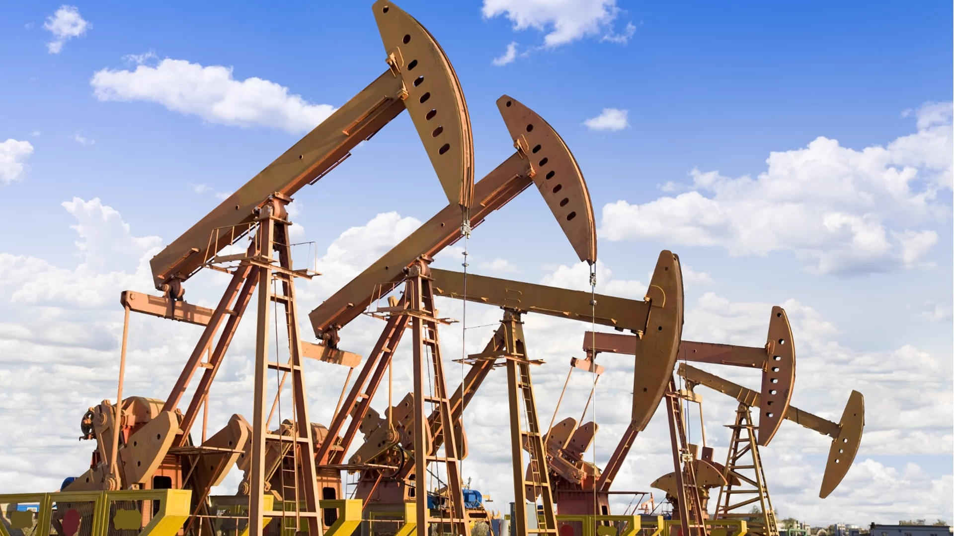 Цените на петрола обърнаха посоката, въпреки подобреното търсене