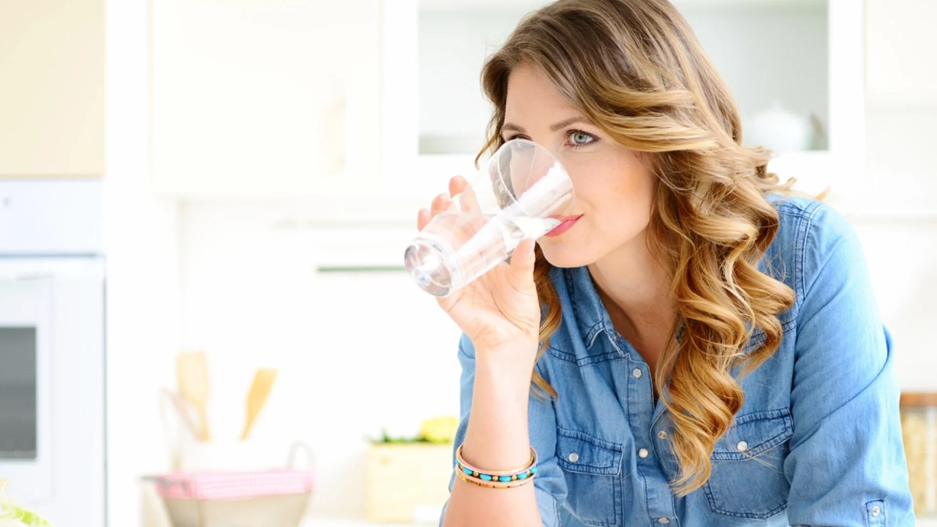 Как е правилно да се пие вода преди и след хранене?