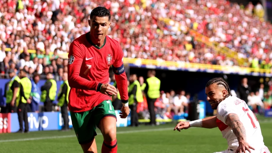 Кристиано Роналдо все още "побърква" защитниците - турски национал си изпати на Европейското по футбол (ВИДЕО)