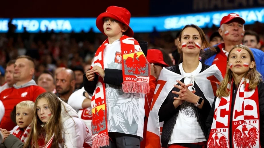 Не стига отпадането: Полски фен падна лошо от трибуна на мача с Австрия