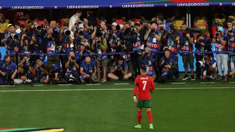 Странно: Кристиано Роналдо игра цяло полувреме с обувките на свой съотборник на Европейското първенство по футбол (СНИМКА)