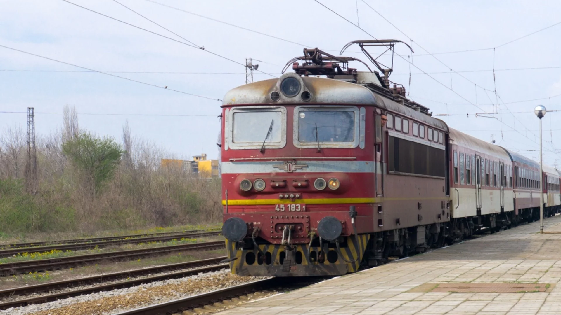 Товарен влак удари джип на жп прелез във Великотърновско