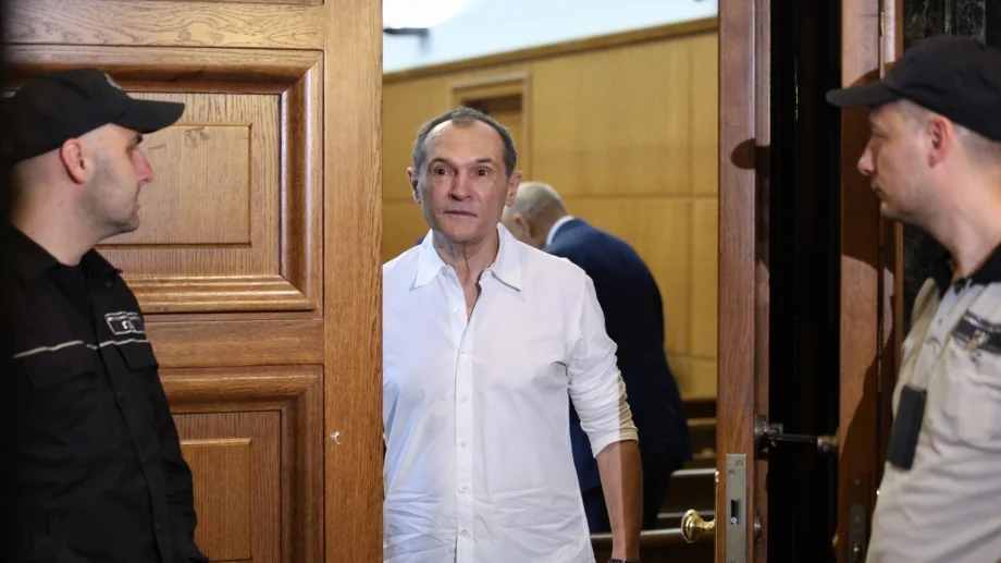 Виден левскар, бивш премиер и кмет, каза от какво зависи дали Васил Божков ще си иска парите от Левски