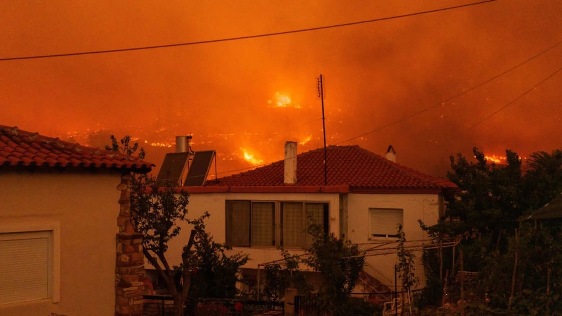 Нов голям горски пожар пламна близо до Атина 
