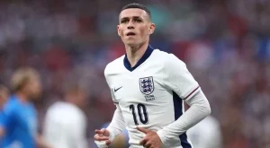 Уау: Докато е на Европейското по футбол - Фодън хвана риба, "по-тежка от него" (СНИМКА)