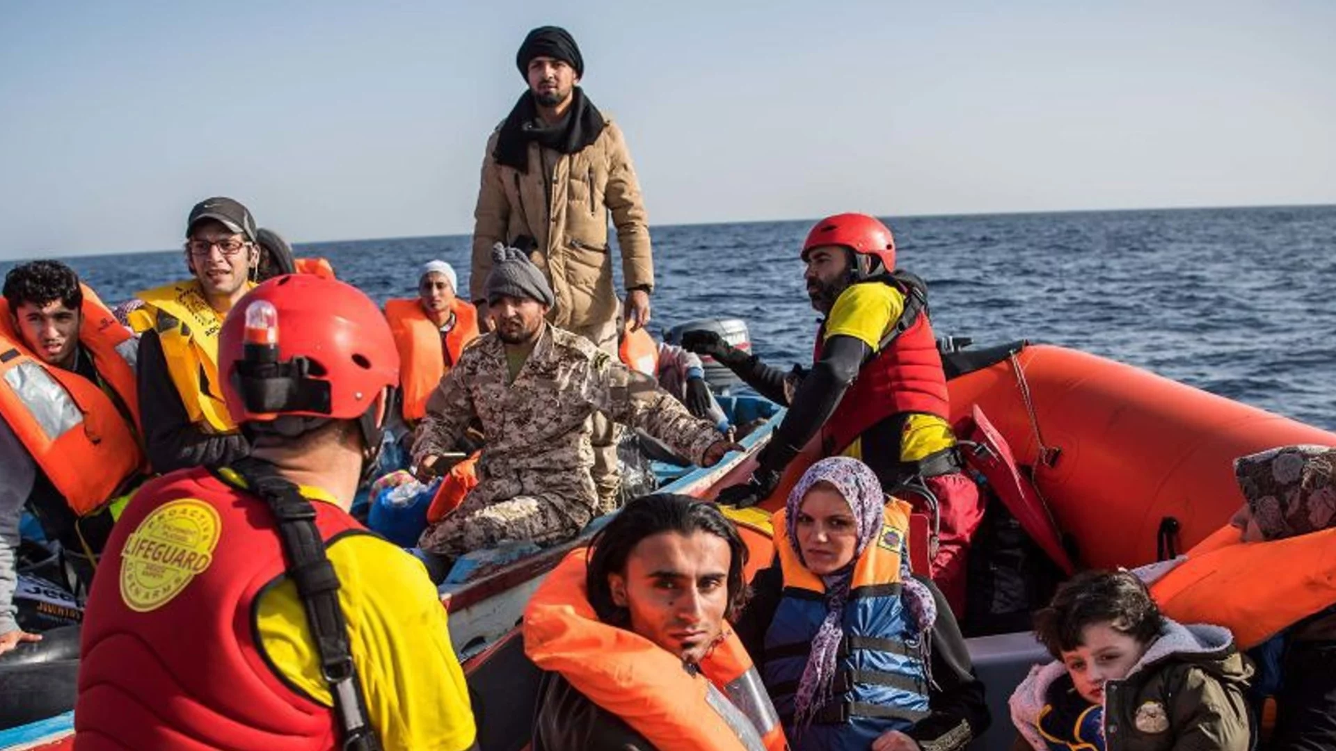 Повредила им се лодката: Спасиха група мигранти в Егейско море
