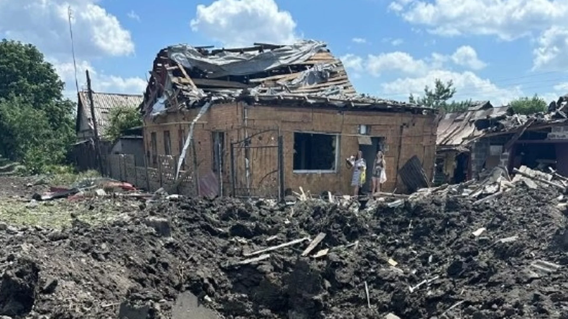 Край фронта в Донецк е опасно: Руски ракети разрушиха къщи в Покровск (СНИМКИ)
