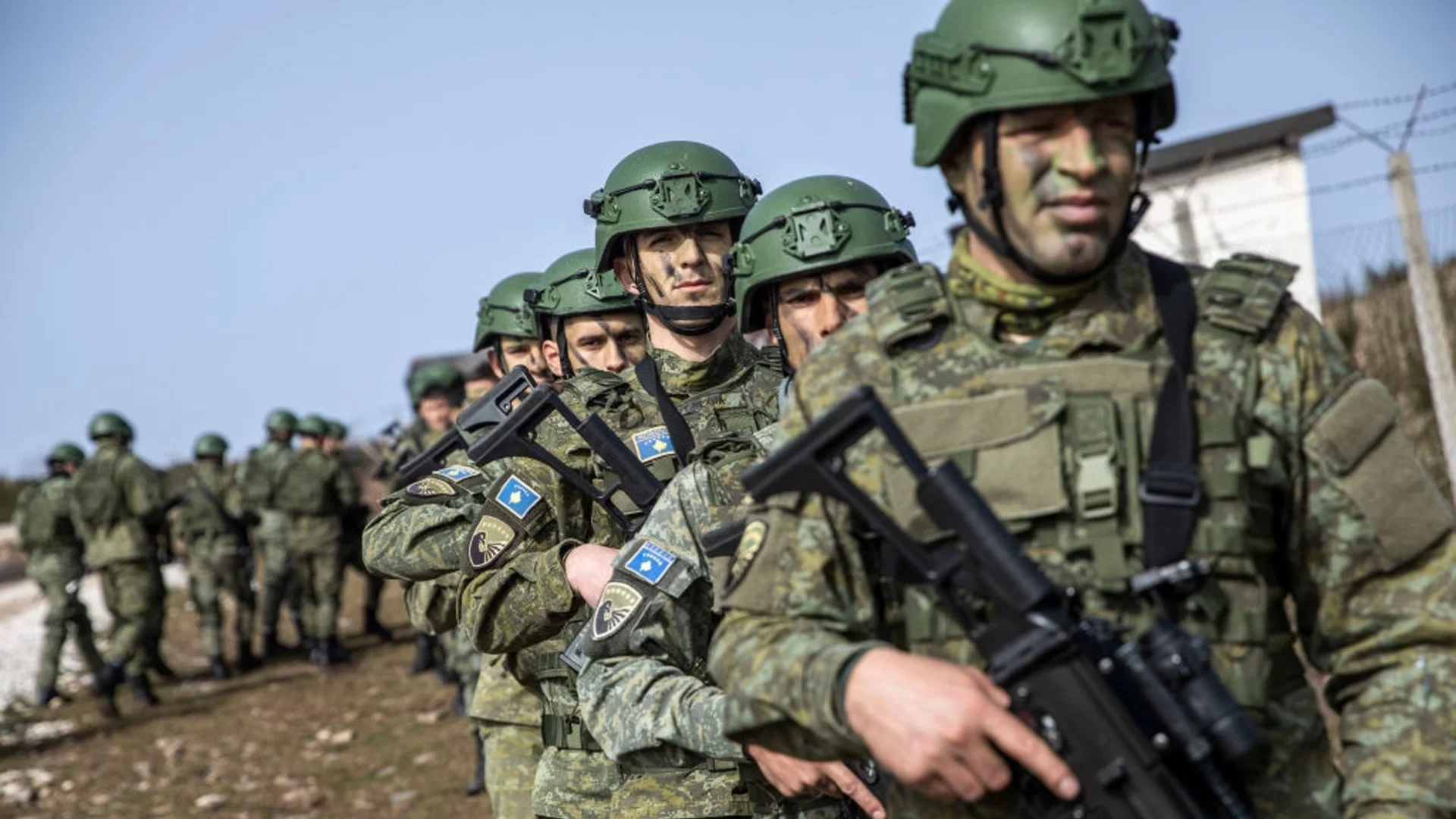 Силите на НАТО в Косово провеждат учение в Прищина за справяне с масови безредици (СНИМКИ)