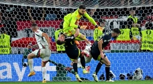 Прати го в болница, а после втрещи: Гън с неадекватен коментар за кошмарния инцидент на Европейското по футбол