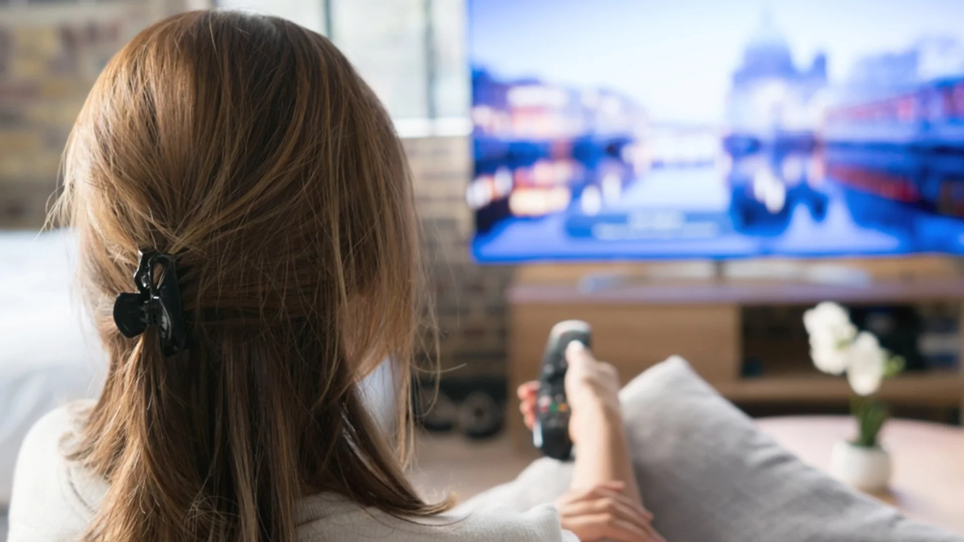 Защо гледането на телевизия в продължение на дълги часове е вредно за нас