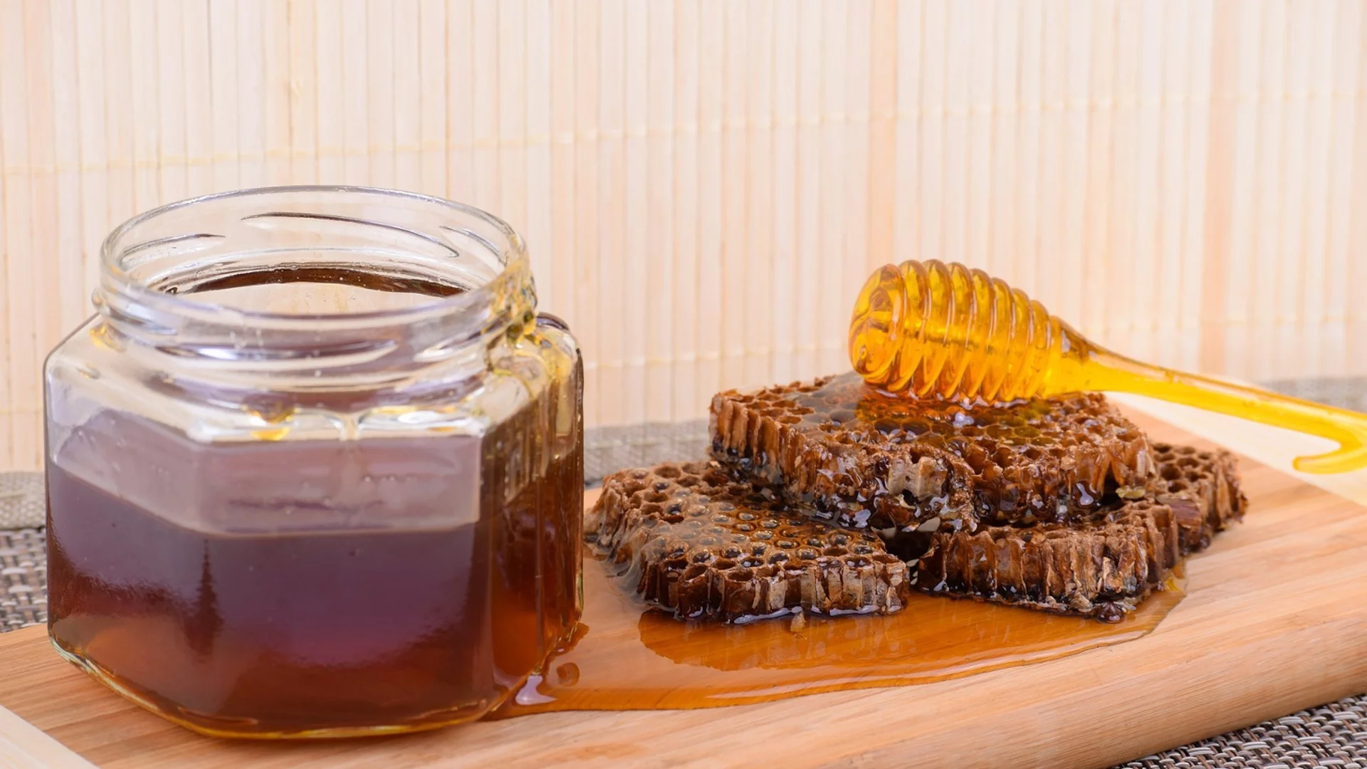 Какво става с кръвната ви захар, когато ядете мед 