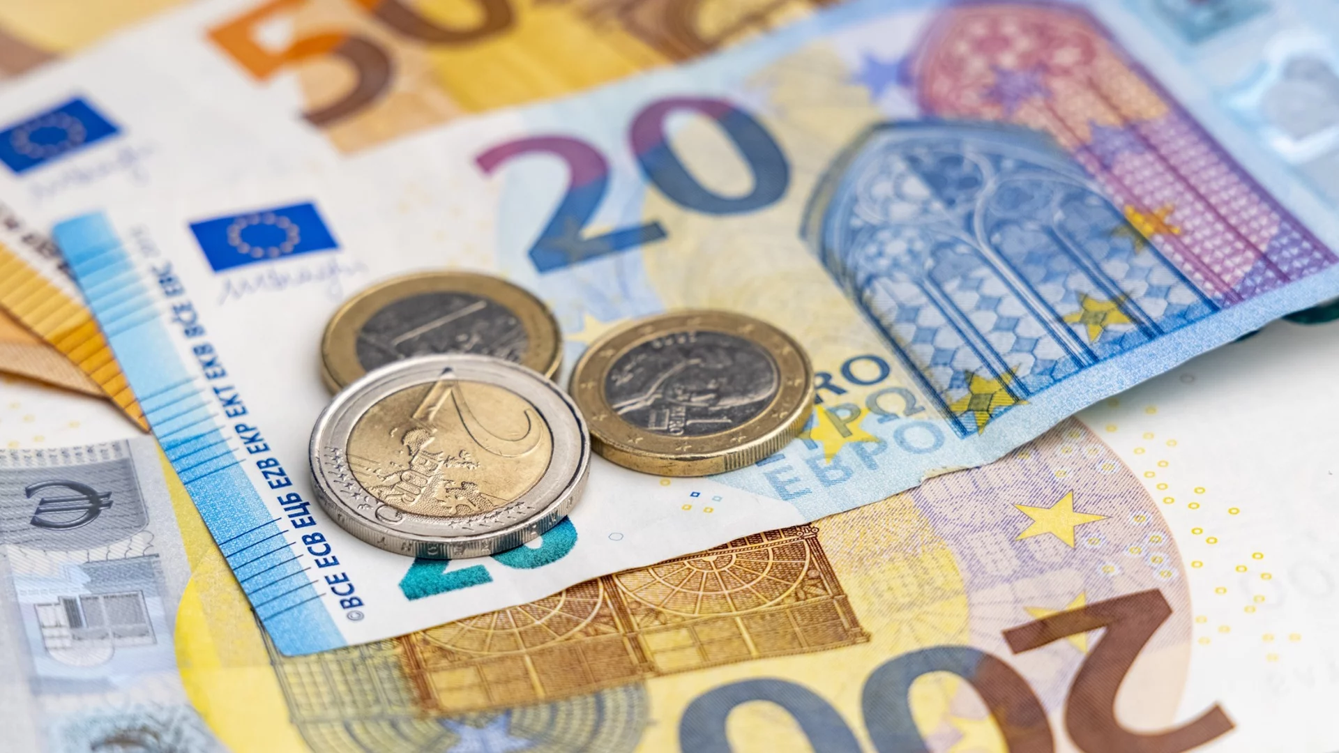 Еврото поддържа новата посока спрямо долара 