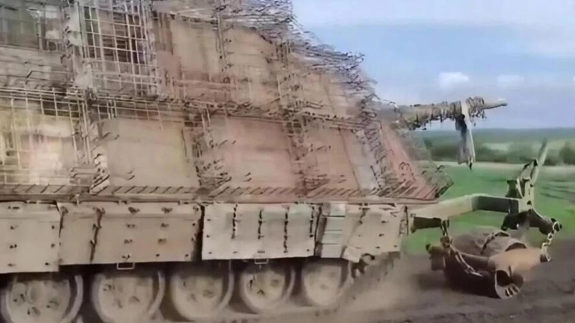 Танк "Къщичката на Баба Яга": Руските нововъведения при танковете не спират (ВИДЕА и СНИМКИ)