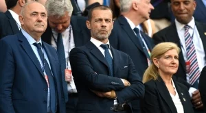 УЕФА се принуди да коригира свое правило, за да угоди на три страни на Европейското по футбол