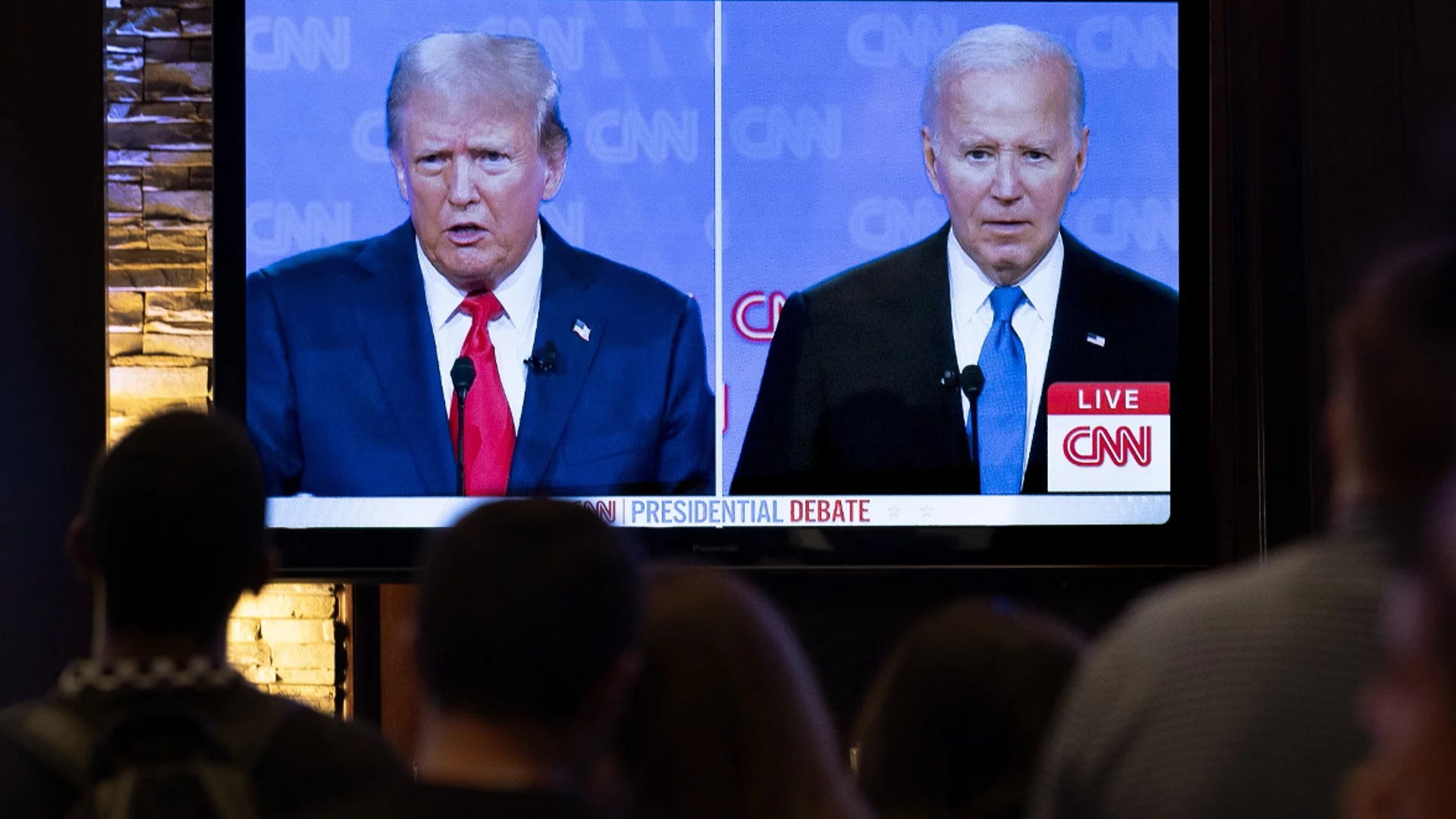 Слабото представяне на Байдън в дебата засенчи лъжите и неточностите на Тръмп: Business Insider