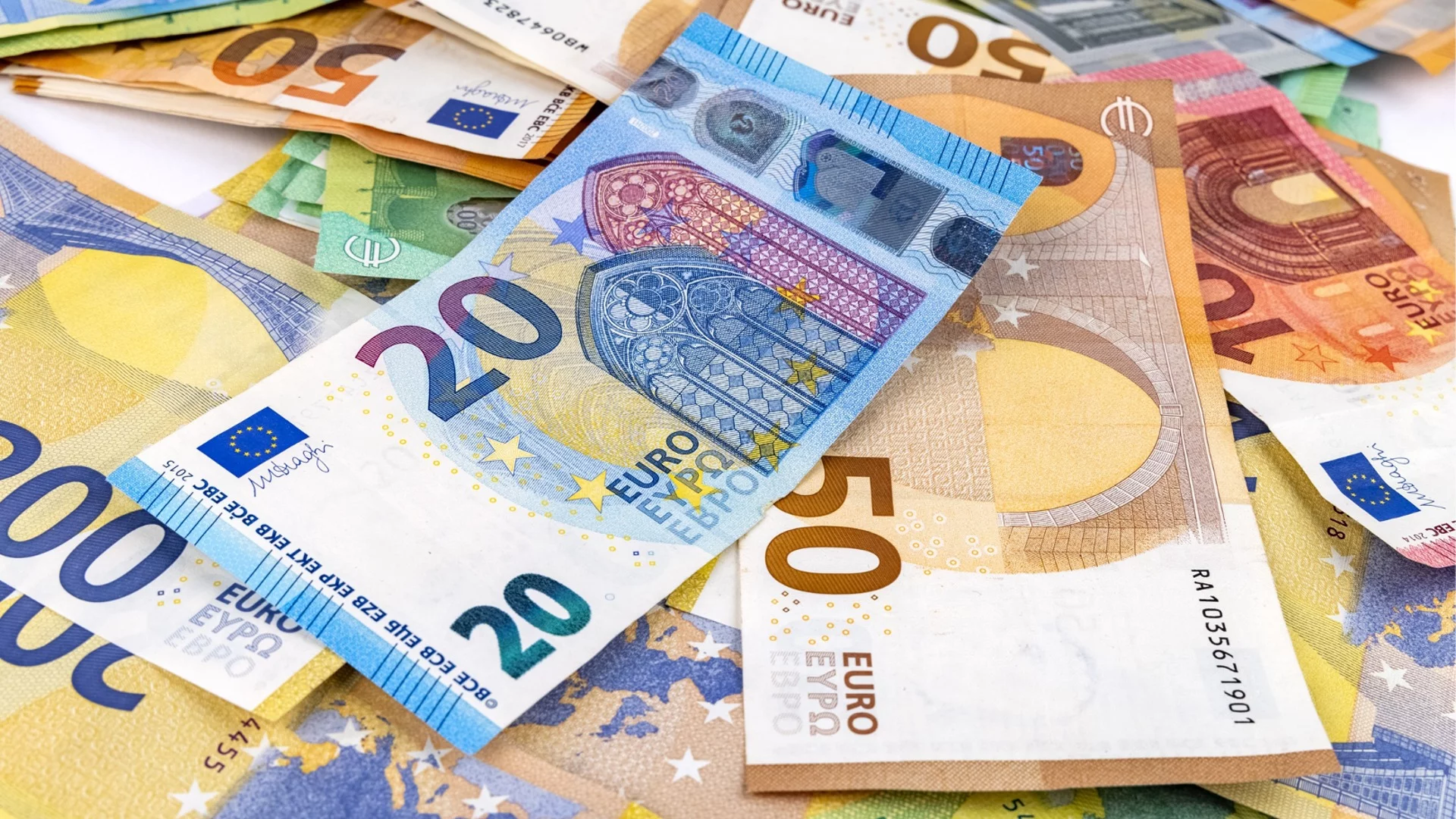 Курсът на еврото задържа неочакваната посока спрямо долара