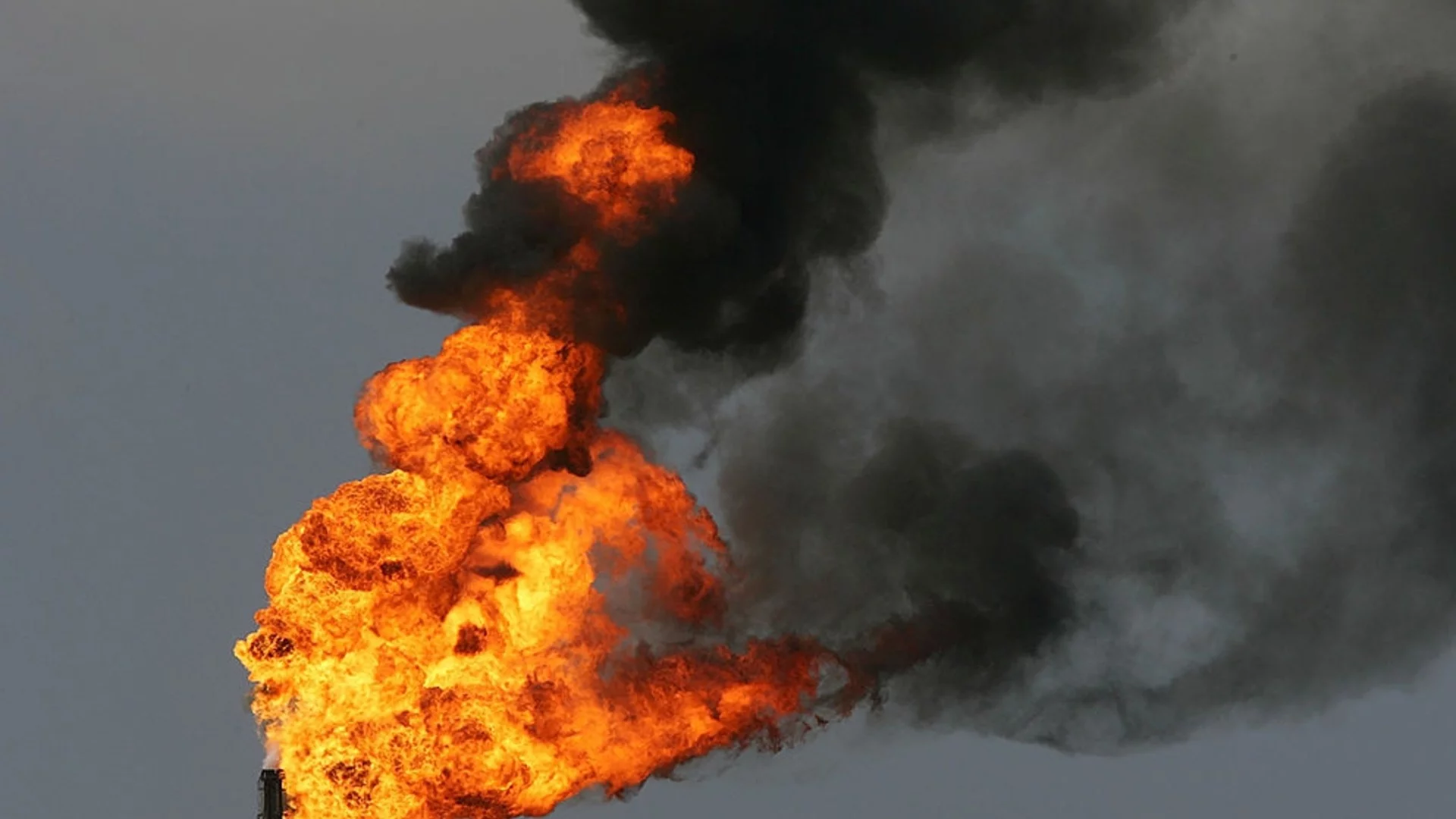 Руско признание: Дрон удари петролна база и причини пожар (ВИДЕО)*