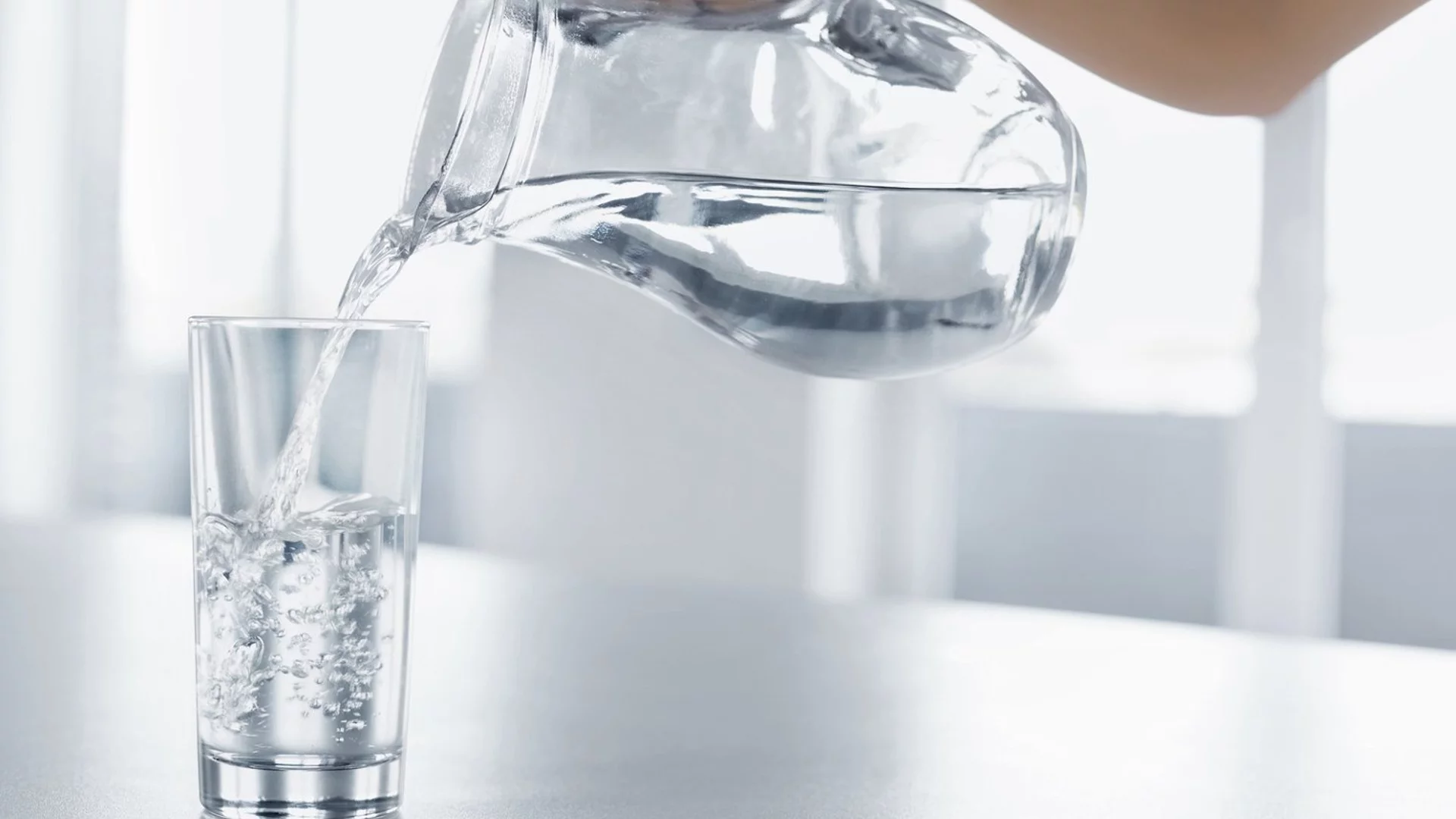 По колко вода трябва да пият възрастните хора в жегата?