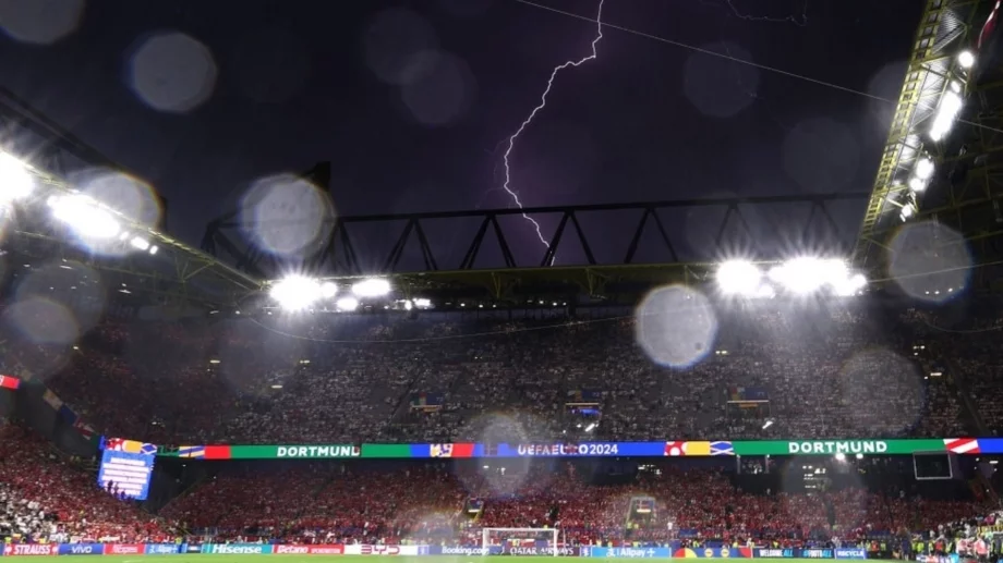 Не само бурята, но и друг инцидент от Германия - Дания остана скрит от камерите на Европейското по футбол (СНИМКА)