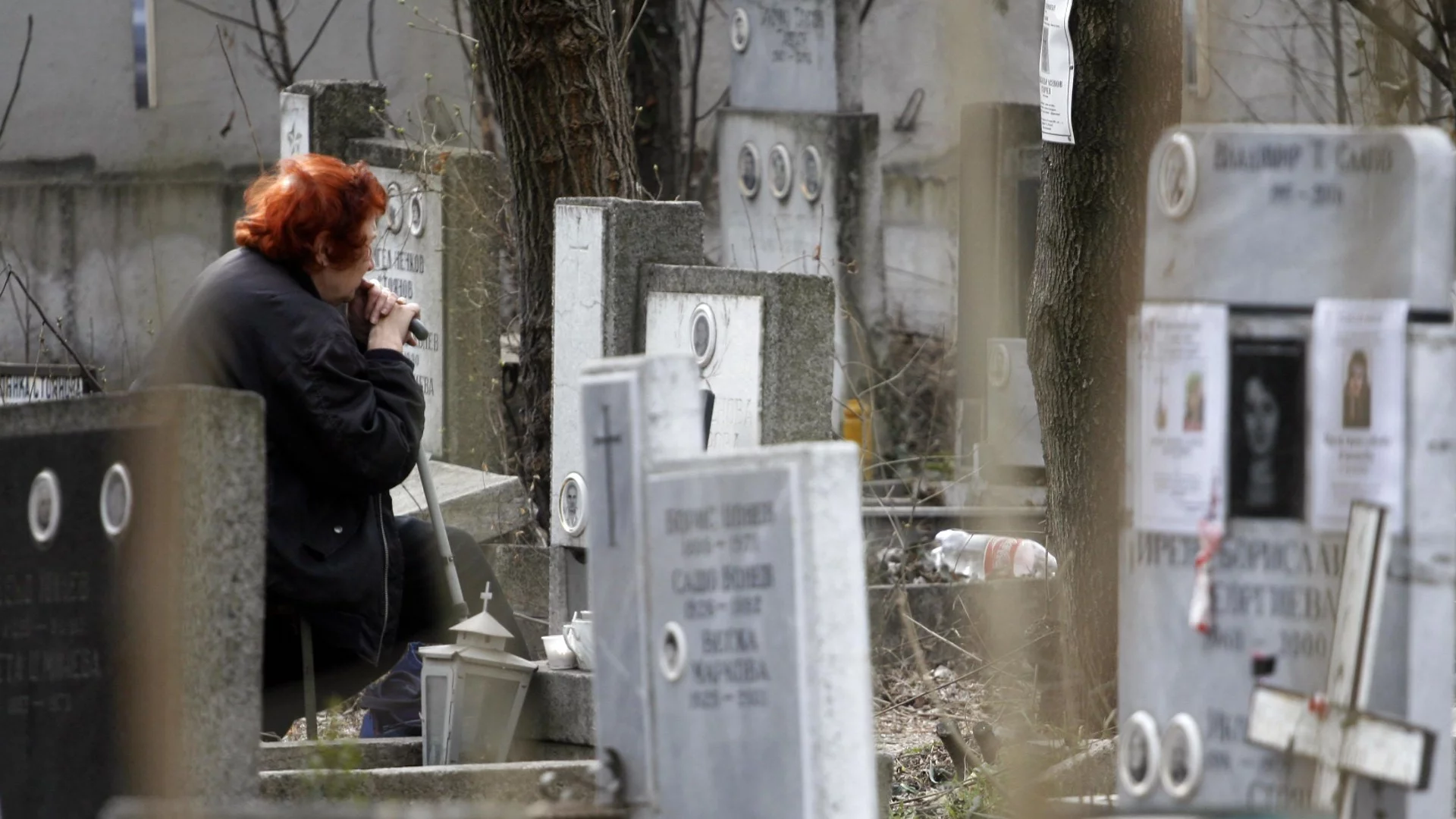 Малолетни поругаха над 80 надгробни плочи в Нова Загора