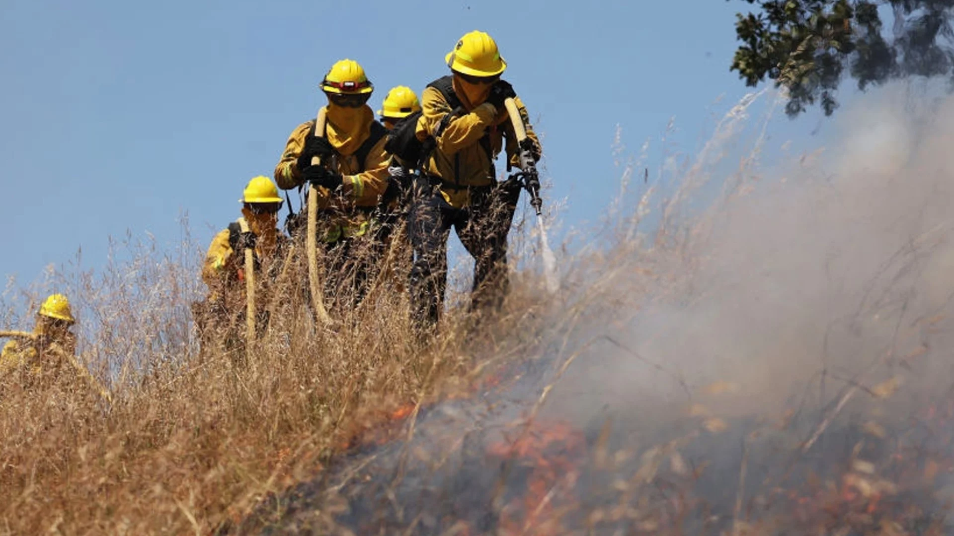 Евакуираха гръцко село заради горски пожар (ВИДЕО)