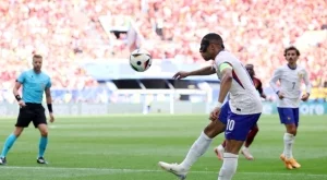 Без да блести и с едва 1 точен удар: Автогол прати Франция на 1/4-финал, Белгия се сбогува с Европейското по футбол (ВИДЕО)